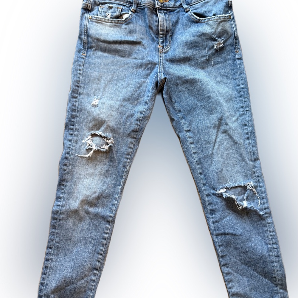 Zara  Basic Z1975 Women’s Frayed Medium Wash Denim. Size 6